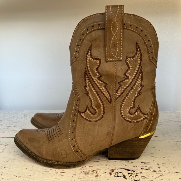 VERY VOLATILE Tan & Gold Markie Western Bootie - Picture 2 of 8